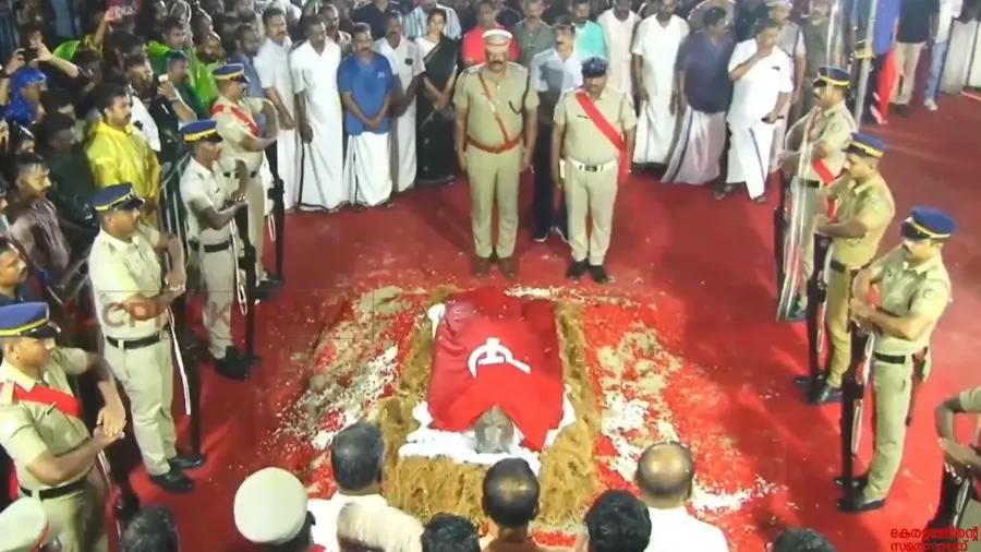 വീരോചിതം ഈ യാത്രയയപ്പ്; കെടാനാളമായി സഖാവ് വി എസ്